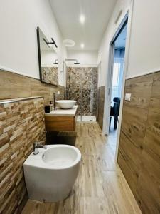 米拉佐Aqua B&B - Rooms and Apartments的带浴缸、水槽和镜子的浴室