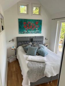 韦姆德Exclusive guesthouse with stunning Seaview!的卧室配有一张床,墙上挂有绘画作品
