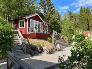 韦姆德Exclusive guesthouse with stunning Seaview!的一座红色的房子,有楼梯通往
