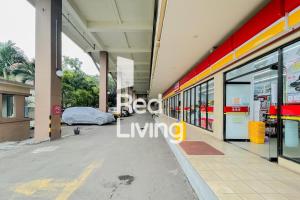 万隆RedLiving Apartemen Tamansari Panoramic - Anwar Rental的一个空的购物中心,有红色的橙色和黄色