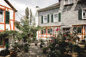 埃尔特维勒克洛斯特穆勒酒店的一座种植了盆栽植物的古老房子的庭院