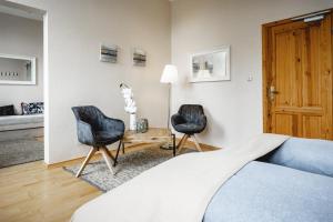 埃尔特维勒克洛斯特穆勒酒店的一间卧室配有两把椅子、一张床和一张桌子