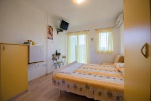 LukaApartmani Topolovec的一间带床的小卧室和一间厨房