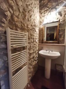 RacalmutoVILLA ALESSI - dimora storica的石质浴室设有水槽和镜子