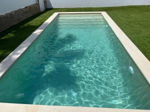 阿尔塔夫拉Myhost Augusta Altafulla的庭院里的一个蓝色海水游泳池