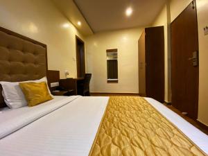 孟买Hotel Pearl's BKC Inn- Near Trade Centre, Visa Consulate的卧室配有一张白色大床和黄色枕头