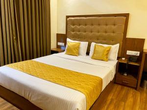 孟买Hotel Pearl's BKC Inn- Near Trade Centre, Visa Consulate的酒店客房配有一张带黄色枕头的大床