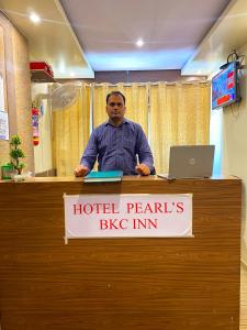 孟买Hotel Pearl's BKC Inn- Near Trade Centre, Visa Consulate的一个人站在一家大旅馆里,危险很大