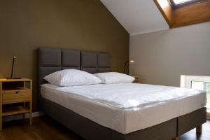 奥尔什丁ORKANA House的一间卧室配有带白色床单和枕头的床。