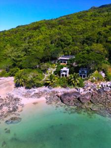 Nosy KombaKomba on the Rocks的岩石海滩上房屋的空中景致