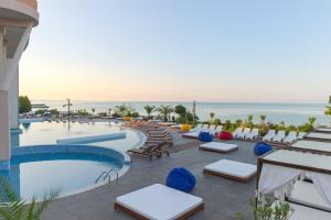 圣弗拉斯Grand Hotel Sveti Vlas- All Seasons Fitness & SPA Hotel的海滩度假胜地的无边泳池景