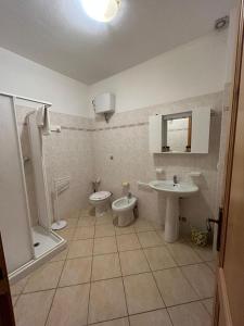 波马兰切Residence San Francesco的一间带卫生间和水槽的浴室
