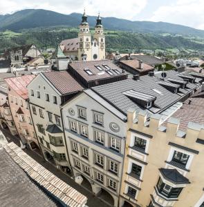 布列瑟农Odilia - Historic City Apartments - center of Brixen, WLAN and Brixencard included的城市的顶部景观,建筑和教堂