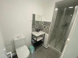 尚布利尚布丽典雅生态酒店的浴室配有卫生间、淋浴和盥洗盆。