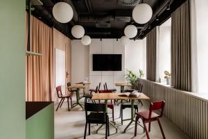 克拉科夫PLANTONIA Aparthotel的餐厅设有桌椅和平面电视。