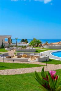 圣帕拉斯凯维Ajul Luxury Hotel & Spa Resort, a Registry Collection Hotel的享有带游泳池和大海的度假胜地的景致