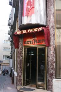 伊斯坦布尔帕多瓦酒店的大楼一侧的酒店广场标志
