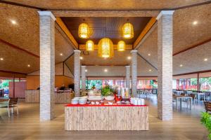 皮皮岛PP Erawan Palms Resort- SHA Extra Plus的大堂设有餐桌,上面有食物