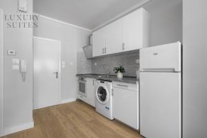 塞萨洛尼基Nephele, The Luxury Suites的白色的厨房配有冰箱和洗衣机