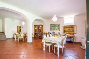 PolcantoCasa Palmira的厨房以及带桌椅的用餐室。