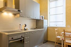 米兰Leader Apartment 2的一间带水槽和冰箱的小厨房