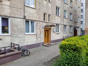 格丁尼亚Apartament na Żeromskiego的停在大楼前的自行车