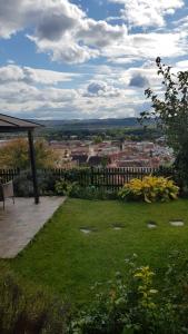 多瑙河畔克雷姆斯Blick über Krems mit Terrasse的一个带长凳的花园,享有城市美景