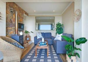 开普敦Vitamin-Sea的客厅配有蓝色的沙发和桌子