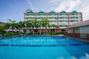 马六甲SC Hotel Melaka的酒店前方的大型游泳池