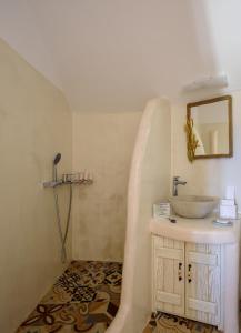 费拉CASA ARISTA的一间带水槽和镜子的浴室