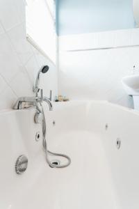 莱瑟姆-圣安妮Birkby Lodge Escape的浴室配有盥洗盆和浴缸。