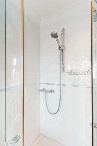 莱瑟姆-圣安妮Birkby Lodge Escape的浴室里设有玻璃门淋浴