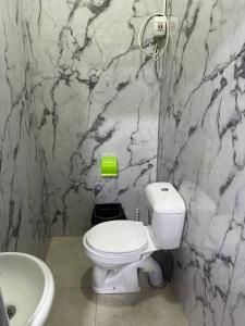 奥什Guest house Family7的浴室配有白色卫生间和盥洗盆。