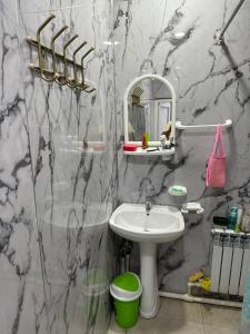 奥什Guest house Family7的大理石浴室配有水槽和镜子