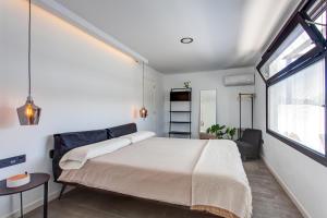 Las BreñasMana EcoRetreat的一间卧室设有一张大床和一个窗户。