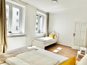 汉诺威Design Apartment - Parking - Kingsize-Bett - 2x Bad - Zentrum的一间卧室设有两张床和两个窗户。