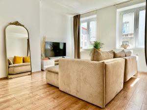 汉诺威Design Apartment - Parking - Kingsize-Bett - 2x Bad - Zentrum的带沙发和镜子的客厅