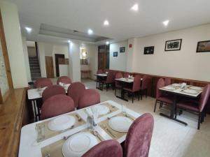 马拉里Star Rising的用餐室配有桌椅和桌椅