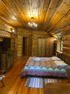 RokytneLisotel的小木屋内一间卧室,配有一张床