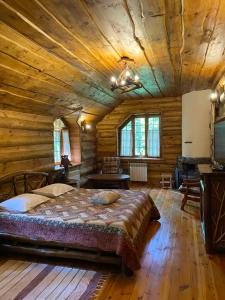RokytneLisotel的小木屋内一间卧室,配有一张大床