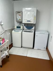 MurotoSakurahome&El Flamenquito的洗衣房配有2台冰箱和微波炉