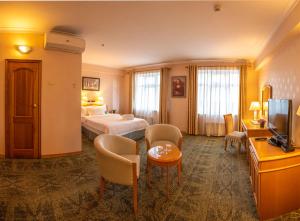 乌兰巴托Continental Hotel的酒店客房,配有床和电视