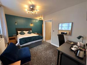 卡马森斯皮尔曼酒店的酒店客房,配有一张床、一张桌子和椅子