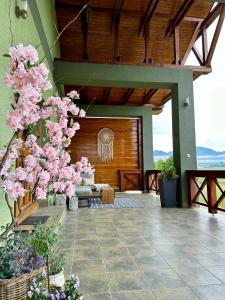 马汀Apartmán Ranč的一座庭院,里面种有粉红色的花卉,在一座建筑里设有长凳