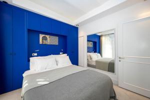 伊斯坦布尔Juno Hotel Taksim的一间蓝色卧室,配有一张床和镜子