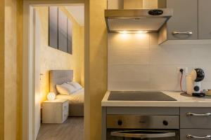 米兰Leader Apartment 2的一个带水槽的厨房和一张位于客房内的床