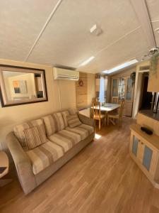 阿尔豪林德拉托里Malaga Monte Parc的客厅配有沙发和桌子