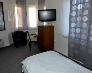 翁纳纳克特瓦斯特尔酒店的配有一张床和一台平面电视的酒店客房