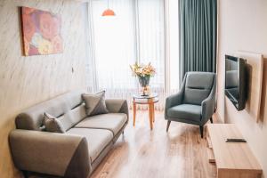 科贾埃利芙罗拉之家公寓式酒店的客厅配有沙发和椅子