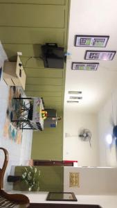 瓜拉弄宾MZ Homestay的一个带篮球架的绿色墙壁的房间